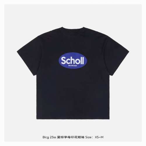 balenciaga 巴黎世家 25Ss 蓝标字母印花短袖 采用独家订染宝蓝色纱线，区别于市场常规纯黑基底，通过同缸染十字拉架罗纹工艺实现色彩渗透一致性，布面呈
