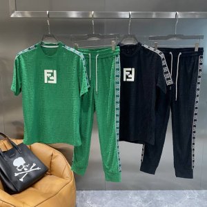 芬家 芬迪套装 夏日潮流奢华之选T恤上标志性的 Ff 图案醒目又时尚 满满的品牌辨识度 肩部和裤腿侧边的 Ff 字母装饰条 细节之处尽显奢华 将潮流与经典完美融