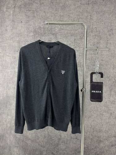 p360。Prada/普拉达2025春季新款经典Logo刺绣羊毛开衫，柔软细腻不扎身。男士初秋最佳搭配！ 本款V领羊毛开衫，廓形经典而优雅。另以经典刺绣和罗纹针