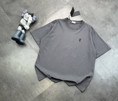 潮牌圣罗兰Ysl Saint Laurent Ethereal Gray新款高级灰短袖T恤 作为奢潮品牌中的元老级代表，这款高级灰的小标刺绣短袖简直让人欲罢不能