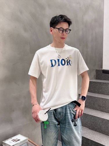 dior迪奥独家专供新款原单男士休闲短袖 高端定制 高版本 时尚百搭爆款进口面料 手感超柔软细腻 穿着亲肤舒适 高端精品 代工厂P精细做工 上身非常赞 男士必备