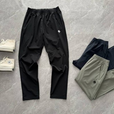 迪家男士户外运动休闲速干休闲裤，面料采用专柜同款面料，Tough面料，新纳米技术融合的优质纱线，具有比较好的保型性和悬垂性，光滑凉爽，防紫外线处理， 3D最新打
