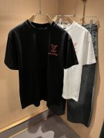 louisvuitt*路易*登 2025春夏全新系列单品上线，非常时髦前卫的一款男女同款短袖T恤，标识Logo图案压绒修饰！区别于以往的不同，宣示品牌传承多年的