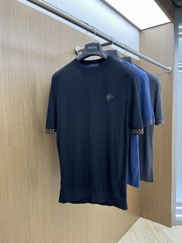 Lv Fw春夏新款针织短袖T恤，棉质混纺毛圈平纹针织面料，原版开发。D经典的 Obliaue花，搭配S纹圆领和缉面线，别具一格，通体饰以 提花，罗纹圆领搭配V形