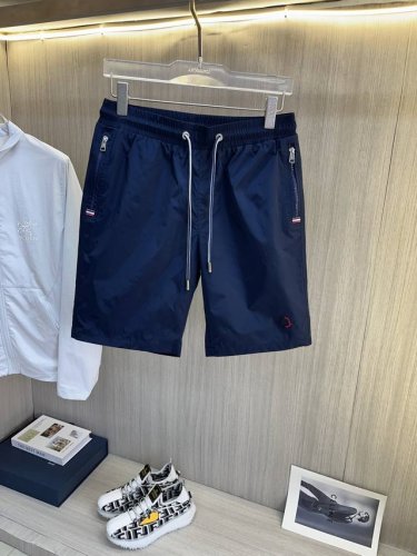 moncler蒙口 2025春夏新款男士休闲短裤，高级定制透气面料 透气微弹舒适度极高，细节无可挑剔，顶级辅料配备，原版五金设计理念，三标齐全，手感细腻柔软！上
