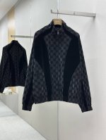 p410 1V 25Ss新款运动外套 以亮泽科技面料演绎 2025 春夏时装秀的潮流风尚。植绒哑光 Damier 图案融入 Marque L.Vuitton D