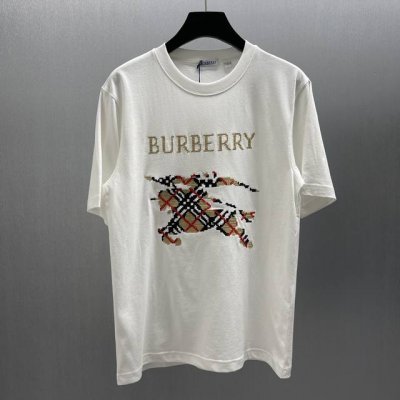 bbr马术十字绣战马T Size S-Xl 商品描述 圆领丁恤衫，选用平织棉面料制成。呈现休闲版型，装饰十字绣工艺打造的品牌徽标和 Burberry 格纹马