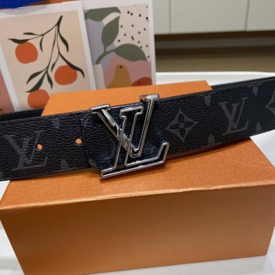 经典亮扣来袭 Lv经典黑花皮带，Logo银色镂空字母扣头，大气且耐看，融合标志性Lv设计 真皮内里！闪亮镀钯电镀，超高性价比，进口材质，宽度3.5Cm,手工精致