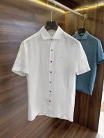 new# Kiton 标志性小红点纽扣100%亚麻柔软休闲短袖衬衫，这款标志性小红点K家短袖衬衫，无疑是一件集时尚与舒适于一体的优秀单品。 小红点纽扣的设计既醒