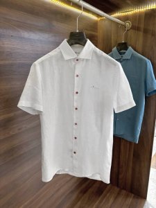 new# Kiton 标志性小红点纽扣100%亚麻柔软休闲短袖衬衫，这款标志性小红点K家短袖衬衫，无疑是一件集时尚与舒适于一体的优秀单品。 小红点纽扣的设计既醒