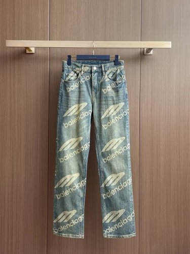 fmz Balenciag* 巴黎 24Fw秋冬新款阔腿牛仔 丹宁水洗原单高端单品 整体采用的阔腿版型设计，定制的牛仔面料与裁剪比普通工艺复杂很多调整了好多次进