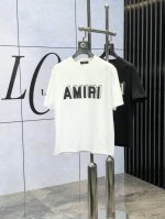 p200。Amiri。2025春夏新品时尚圆领短袖高级定制百搭款式！更有实用感 任何人都可以轻松驾驭 采用欧棉纯棉面料制作，奢华经典品牌Logo设计，W非常显档