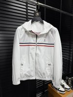 Moncler 蒙口 2025春季新款 原单奢华时尚休闲男士风衣外套夹克。 精致原单辅料+聚酯纤维面料，简洁原版Logo设计更显奢华的风范，裁剪完美穿着舒适有型