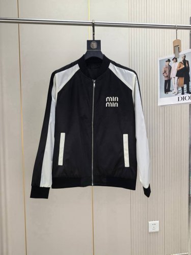 miumiu。25早春新品发售夹克外套，休闲日常穿搭！上身修饰身形、将时装美学和新都市商务休闲概念完美融合，通体将意式的极简、干练和户外功能性风格极致诠释，亦庄