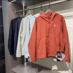 220 运动范十足Fila 斐乐Winterfield防风防泼水抓绒保暖软壳夹克外套 入手一件春季舒适保暖 兼具户外运动功能属性的软壳冲锋衣 夹克，防风 防泼水