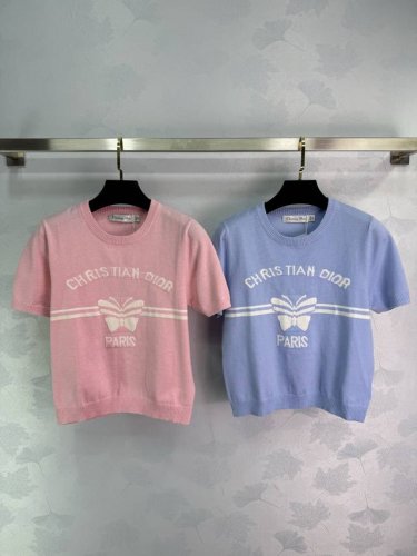 Dio*25夏季新款针织圆领短袖每一件都绣有标志性的 Christian Dior paris 字样与蝴蝶元素 彰显品牌格调 优质针织面料 触感柔软 穿着舒适透