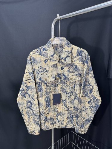款号：He207 Louis Vuitton-Lv做旧花卉流苏牛仔外套 面料采用定制花卉牛仔面料，水洗做旧破坏工艺而成，凸显衣服的特点，定制五金纽扣，整体提花效