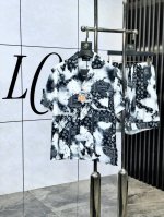 Lv。新款战袍睡衣。重磅级奢华尖货 高阶系列睡衣套装 采用进口冰丝材质面料。高雅华丽 有腔调穿着非常舒适上身效果非常帅气　此款成熟又不乏年轻时尚之感 年龄跨度可