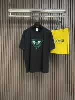 prada 2025Ss早春新品标识印花短袖T恤，定制高支平纹精棉面料 极致柔软舒适 高端大气，胸前Logo标识 简约百搭款式 简约易搭配 上身亲和力和好感度满