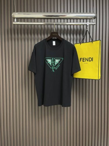 prada 2025Ss早春新品标识印花短袖T恤，定制高支平纹精棉面料 极致柔软舒适 高端大气，胸前Logo标识 简约百搭款式 简约易搭配 上身亲和力和好感度满