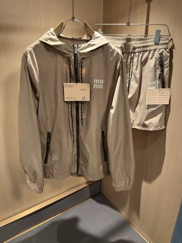 Miumiu 谬谬 2025春夏经典新款休闲套装 都市时尚休闲连帽款 超薄面料超软面料帅酷爆外套 时尚都市百搭款款 夏季必备神器 速干衣 水洗后快速脱水干爽 上