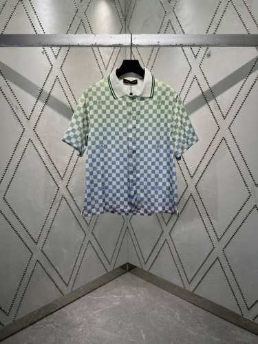 驴家 25Ss新款款短袖桑蚕丝上衣为渐变效果 Damier 图案融入 Marque L.Vuitton DéposéE 标识，可与同款短裤共筑夏日学院风造型。条