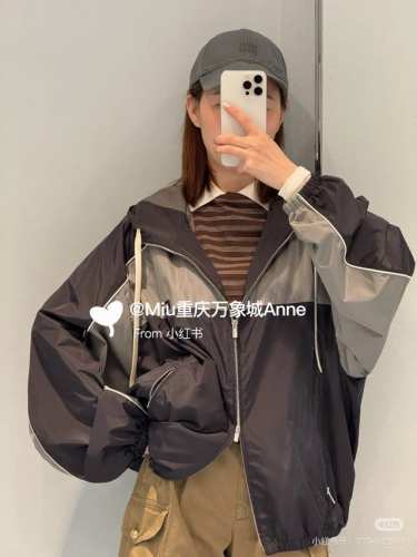 Miumi* 25Ss早春新款 学院风尼龙夹克外套。原版开发！高版出品！寻找童年作为绝对真理的象征 丝绸般的尼龙材质 运动服夹克剪裁、品牌打造呈现多种男性和女性
