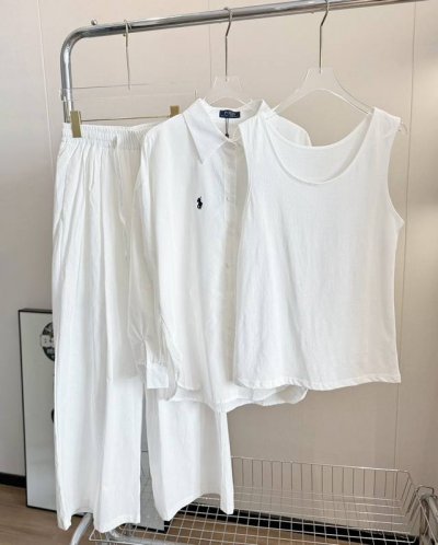 价格p： 品名：Ralph Laur*N 拉夫战马刺绣白月光背心亚麻衬衫休闲裤三件套 尺码：M.L 颜色：白色 三件套简直就是懒人的天菜，松弛感老钱风真的好好穿