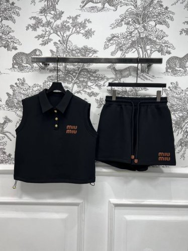 Miu 25早春新款 Polo领无袖上衣+高腰A字短裤 太空棉面料上身特别舒适亲肤 经典的字母Logo点缀 低调又时髦 满满的高级感 一套上时髦又贵气 质感超赞