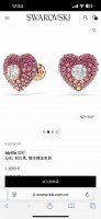 680好礼Swarovski施华洛世奇中国专属系列Idyllia粉色爱心耳钉，专柜同步在售。这款Idyllia穿孔耳钉充满趣致浪漫的气息，设计巧妙迷人引人注目。