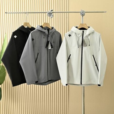 上新 Descente 25年春季迪桑特户外防风防水拉链连帽休闲冲锋衣夹克功能性薄款外套， 尺码：S，M，L，Xl，2Xl，3Xl 颜色：黑色，灰色，珍珠白 面