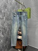 25S夏季男士休闲牛仔裤.......棉质牛仔面料打造 质地柔软又不失筋骨，手感干爽有韧性 经典的标志性徽标，灵魂般的点缀 各项指标皆为上品，自然带来极佳的上身
