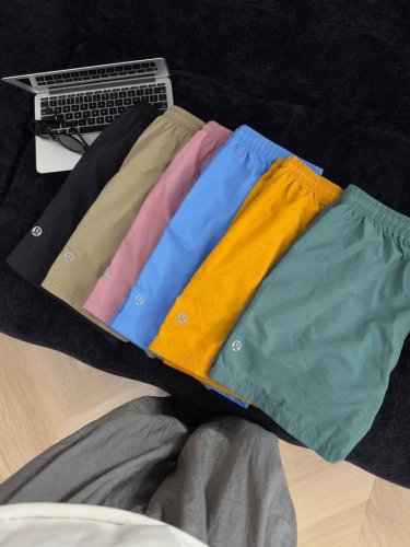 lululemon速干透气六色运动短裤 Swift速干面料 具有芯吸性能和四面弹 经典剪裁 这款短裤质地轻盈。腰部抽绳设计可安需置要不内侧或外侧 为运动者赋能，