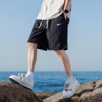 耐克 Nike短裤，基础款休闲短裤五分裤，版型超正的百搭神裤，上身巨好看，搭配经典Logo印花设计，经典百搭，面料舒适亲肤，百搭出行休闲日常运动必备！男女同款可