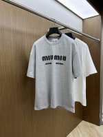Miu Ss夏装新品 专柜在售 最新系列图案Logo短袖T恤 必须人手一件的节奏！ 进口顶极精梳棉面料，极为亲肤舒适 摸上去非常的细腻，质感很好，完美体现立体感