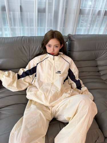 外套：8225# 裤子：8226# Balenciaga 3B Sports运动套装 2025最高版本 进口尼龙功能性面料，经纬三线混纺，手感舒适透气。采用3D