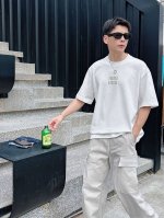 miu* 顶级货品2025春夏新款首发专柜最新款短袖圆领T恤 高端订制 设计前卫时尚！品牌Logo重工艺设计 高端定制260克面料.手感柔软.穿着舒适.专柜级别
