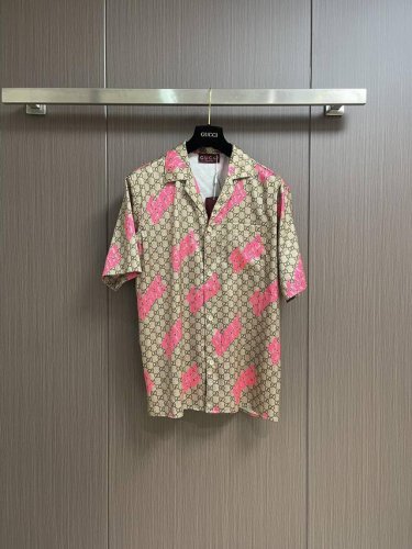 上衣 短裤 gucci 满印真丝短袖衬衫短裤套装 采用定制桑蚕丝面料制作 面料舒适透气 吸汗柔软 通体饰以经典咖色满印互扣图案 满身以粉色字母印花做装饰 前胸贴