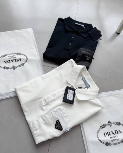prada普拉达2025新款口袋三角金属标翻领Polo衫 原版面料高版本高品质网红明星同款 50支双股珠地棉面料定制三角品牌金属标工艺 透气环保同时色泽很正面料