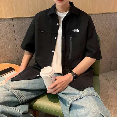 上新P110 the North Face/北面休闲短袖衬衫，男女同款 最新款时髦显瘦，衣服的造型很简单，又不失设计感，简洁的翻领，采用新款面料材质，挺阔有型，