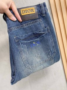 Dior 迪奥 男士时尚潮流大裤脚牛仔裤 官宣画册海报穿搭款 客供高级进口的丹宁原色面料 特选日本冈山纯正13Oz 盎司牛仔布料 重磅环保植物酵素水洗工艺 肌理