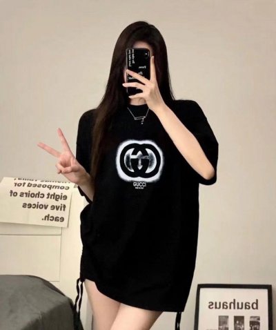顶级复刻 古驰 Gucci喷绘双G互扣印花圆领短袖T恤 款号：849 原版面料官方同款短袖T恤 定制280 克同缸染面料手感非常舒服 春夏最新砖柜同步时尚又个性