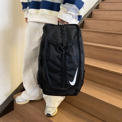 nike耐克 气垫款大容量休闲双肩包男女时尚百搭电脑包背包户外健身运动旅行包学生书包 包包非常厚实 做工精细 , 背起来也非常的好看。这么好的包还在犹豫什么呢走