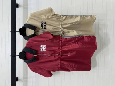 上新原单高端品质 Dio* 2025春夏最新系列！翻领短袖连衣裙！定制防风防水尼龙材质 质感上乘 前襟拉链式半开襟 穿脱方便 腰间作松紧调节 包容性强 品牌标志