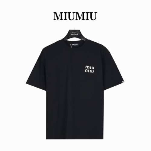 本地自取180（支持放店） miumiu/缪缪 25Ss 重工Logo压胶贴布压胶图案短袖T恤 面料采用高克重280G重精梳棉，定制1:1螺纹， 面料舒适亲肤无