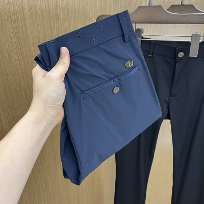 Cd迪澳夏季满满品质感休闲裤 奢华原版订制五金+进口磁吸扣子 锦纶天丝超薄速干殊订制面料 细节处理满满到位 大爆款必推热卖品 板型无需多言品质极高轻奢风 春夏绅