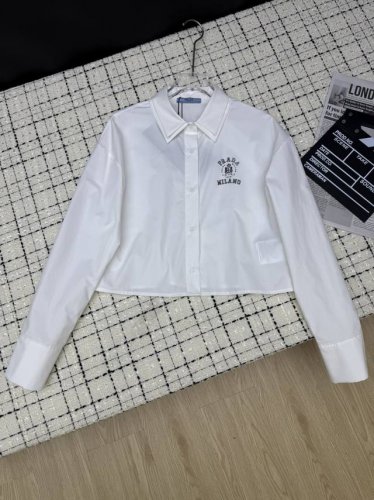 prad*25春夏新款 经典字母印花衬衫 气质感通勤范 优雅温柔 不管是内搭打底还是单穿都很出色的衬衣 采用定制棉面料 上身毫无搭配难度 精致百搭 两色Sml