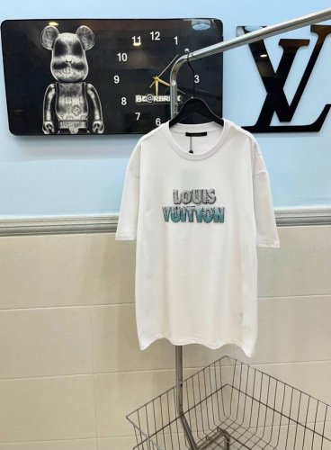 款号179 louis Vuitton Lv渐变串珠刺绣圆领短袖 采用280G纯棉双纱面料 上身舒适柔软 透气性强 采用进口定制渐串珠 以渐变串珠刺绣勾出胸前扭