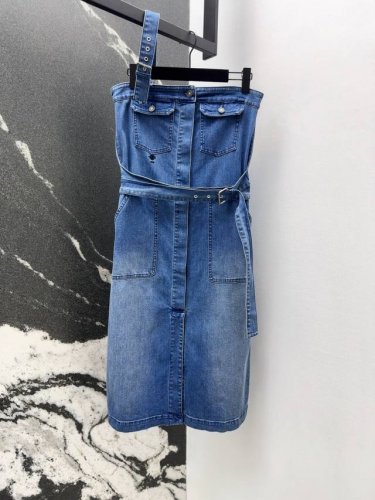 cd 25Ss 春夏新品不对称背带抹胸牛仔裙 复古蓝洗水牛仔面料 定位蜜蜂刺绣高级又时髦 单肩可调节 防滑抹胸系带直筒版型上身巨显瘦 天丝棉弹力面料超级软糯而不