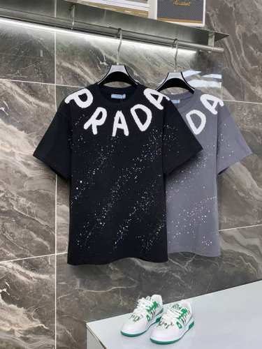 隔天到 Prada 普拉达 高品质320克 字母印花 手工彩绘 原版面料 官方同款 短袖T恤 同缸染面料 手感非常舒服 春夏最新砖柜同步 时尚又个性 超级百搭